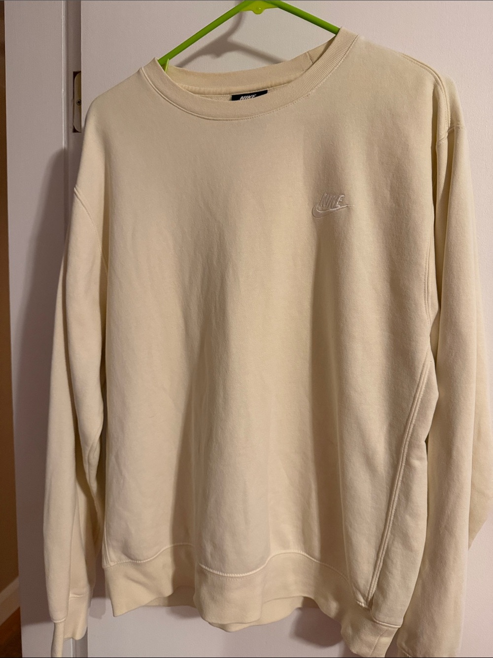 Nike women’s Cream/ light light yellow Crewneck Sweatshirt size medium like new